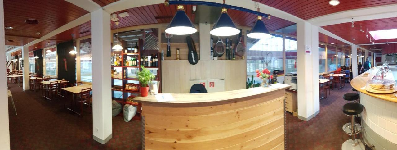 Campingplatz Mit Restaurant & Sportarena 로이커바드 외부 사진